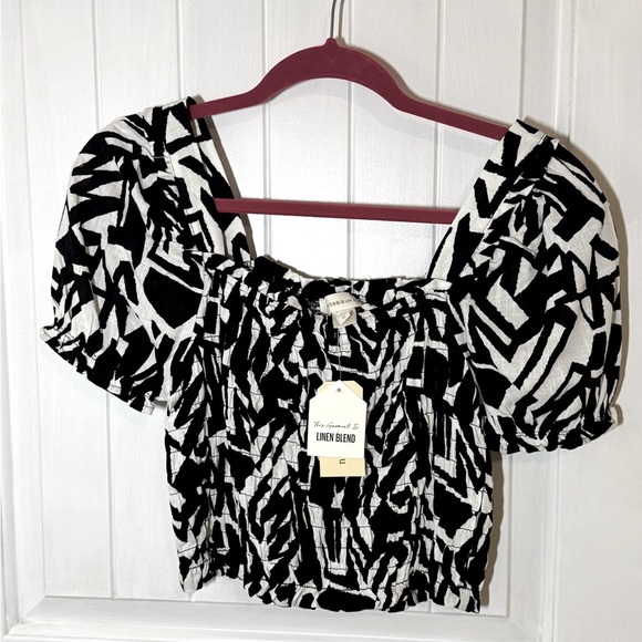 Monteau Los Angeles Black and White Linen Blend Cropped Puff Sleeve Top - Picture 1 of 4